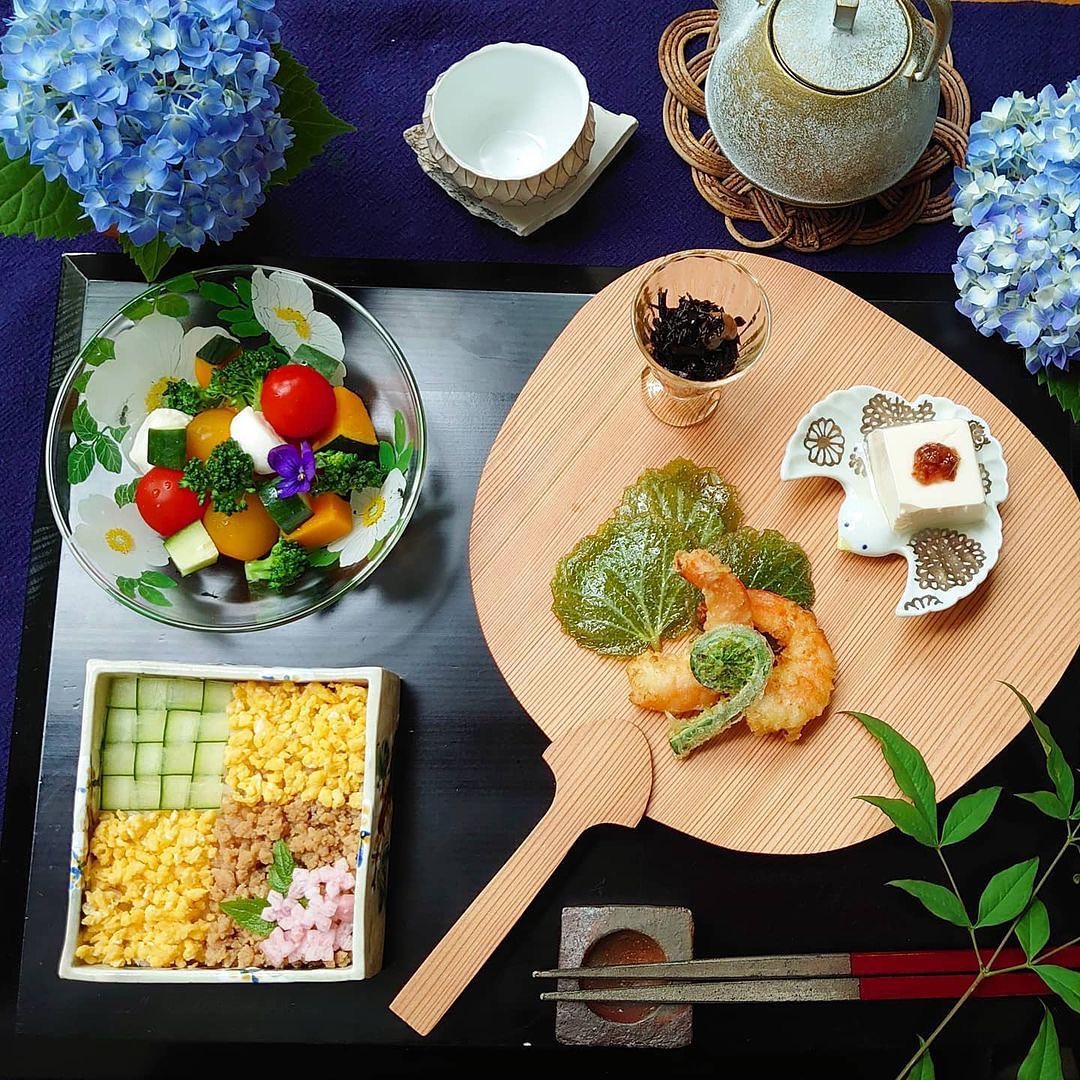 @komikokomiko 様の投稿をリポストさせていただきました！投稿はこちら↓↓↓↓↓↓↓↓こんばんは今日のお昼ごはんです🌧️じめじめしてやな天気なので 爽やかな感じにお料理はいつものですがメニューは#三色丼 モッツァレラ入りサラダ天ぷら冷奴　梅コチュジャン五目ヒジキ今日は庭の #ユキノシタ の天ぷらを作ってみました味は無いですね〜*#おうちごはん #おうちカフェ #お昼ごはん #ランチ #器好き #器好きな人と繋がりたい #料理好きな人と繋がりたい #岡晋吾 #西山雪 #鈴木陽子 #平岡仁 #岩清水久生 #紫陽花 #フーディーテーブル #おうちごはんlover #てづくりごはん365 #foodporn #instacafe #onthetable #wp_deli_japan #homemadefood #일식